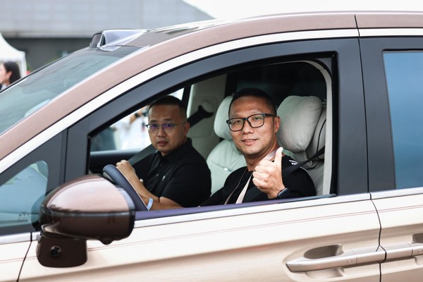 海外媒体率先体验岚图梦想家9 见证中国智造向上力量 海外媒体率先体验岚图梦想家9 见证中国智造向上力量