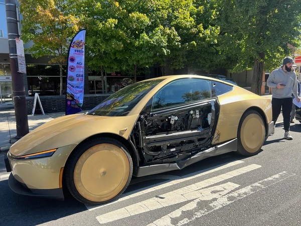Cybercab 特斯拉Cybercab在费城发生交通事故 车门外板完全脱落