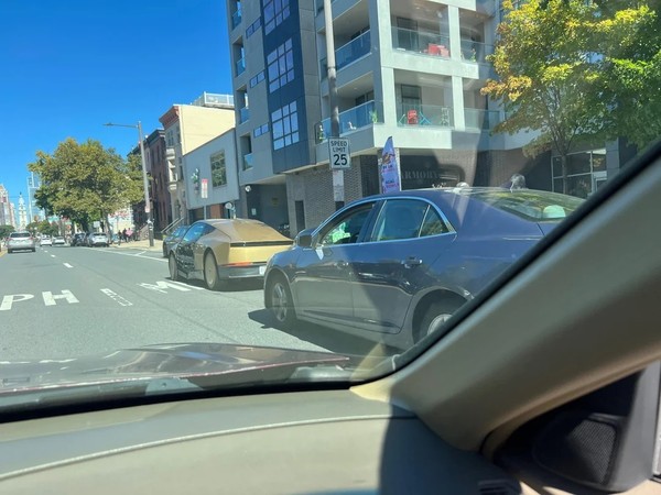 Cybercab 特斯拉Cybercab在费城发生交通事故 车门外板完全脱落