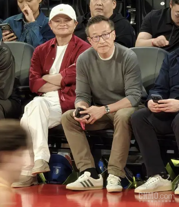 马云蔡崇信成龙贝克汉姆罕见同框 同场观看NBA中国赛