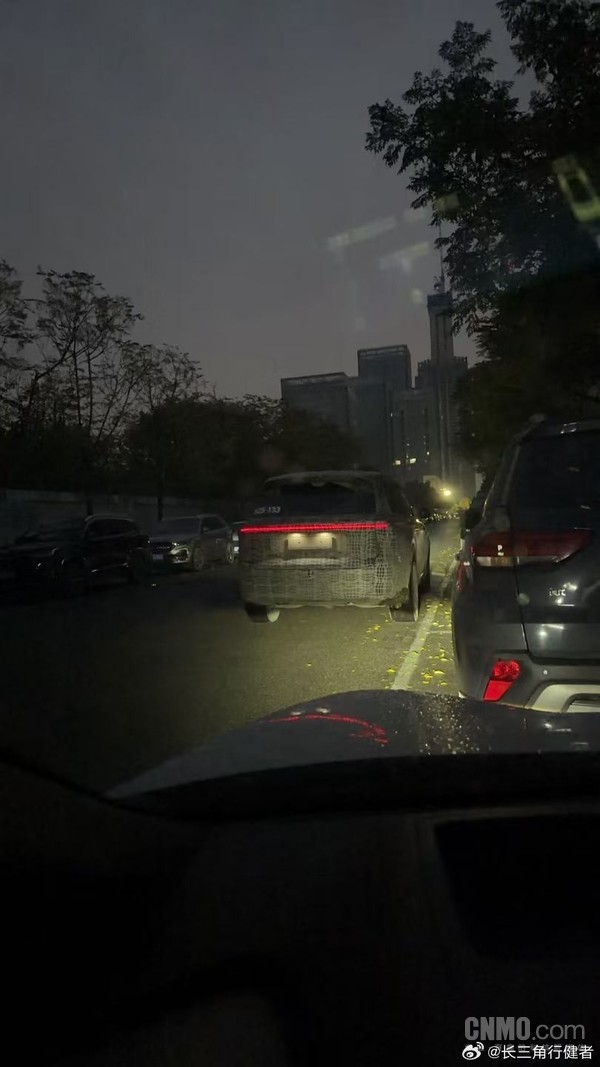 理想L系列纯电版路试谍照曝光:尾部或延续贯穿尾灯 理想L系列纯电版路试谍照曝光:尾部或延续贯穿尾灯